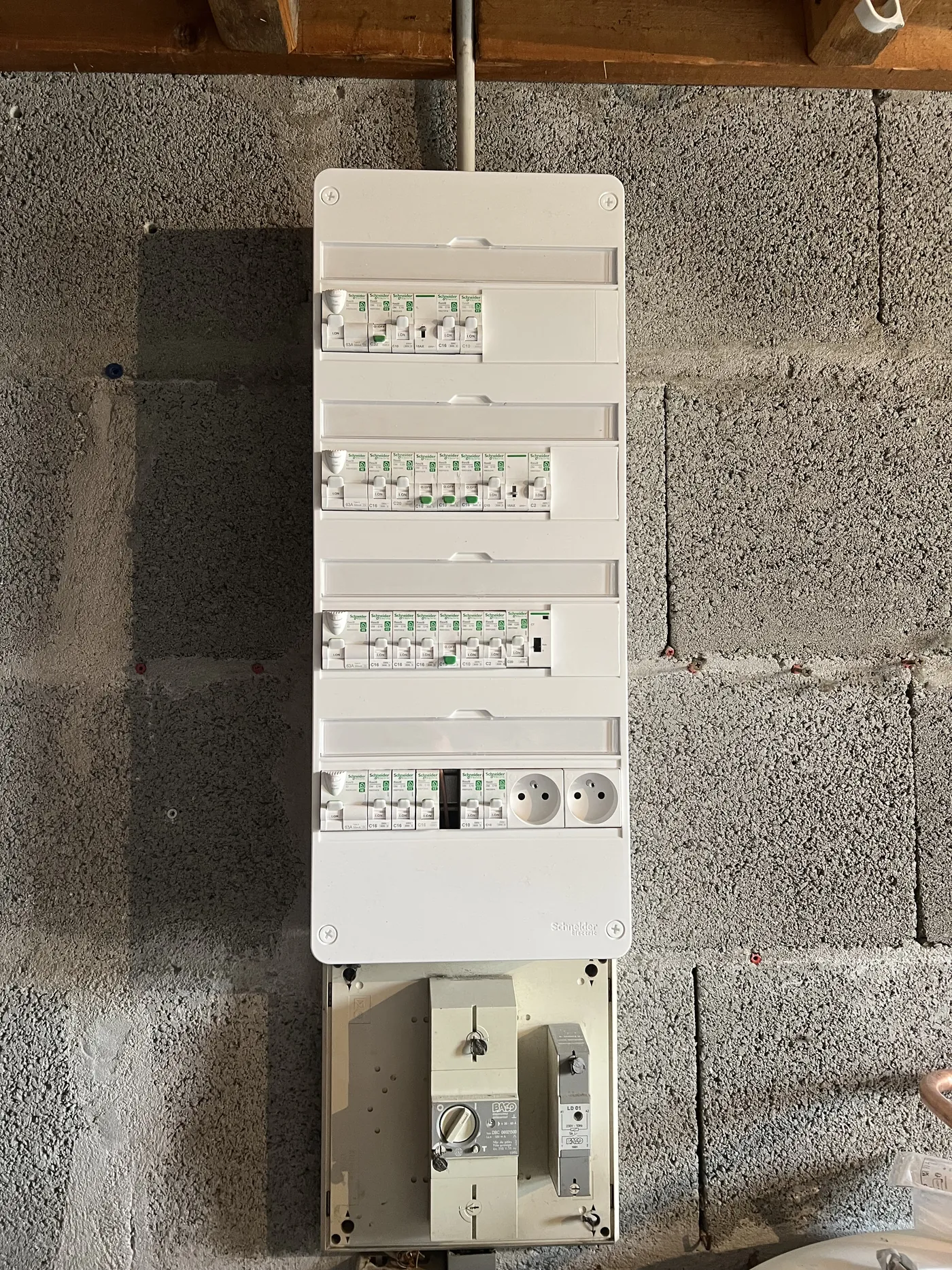 Tableau électrique neuf à Rezé : coffret Schneider quatre rangées, un interrupteur différentiel par rangée, disjoncteurs neufs et deux prises de courant intégrées